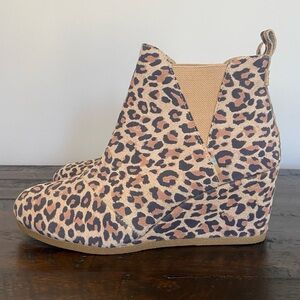 TOMS Women's Kelsey Fashion Wedge Bootie Animal Print Leopard Size 8.5